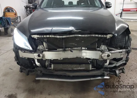 2015 Mercedes-Benz C-Class C 300 z USA, uszkodzony, nr VIN 55SWF4KBXFU058480